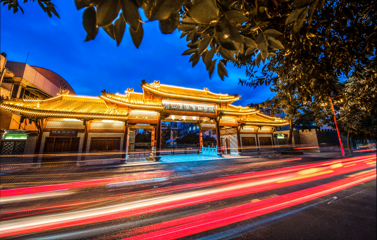 校门夜景(图1)